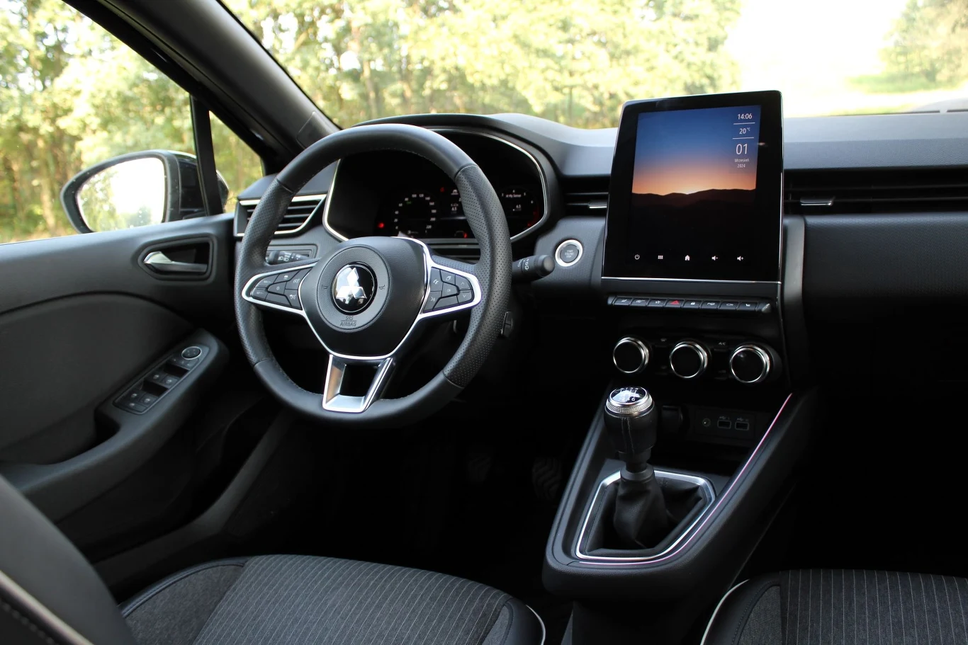 Centralnym punktem wewnątrz auta jest ekran dotykowy. Mimo to wciąż mamy do dyspozycji fizyczne pokrętła i przełączniki - np. do obsługi klimatyzacji.