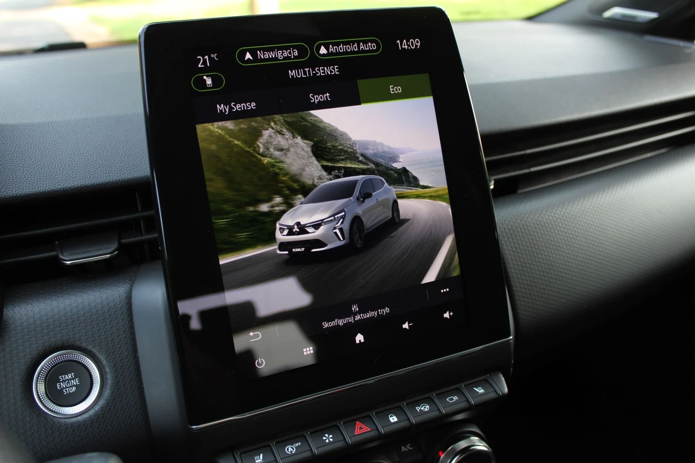 Do obsługi systemu multimediów służy 9,3-calowy wyświetlacz.