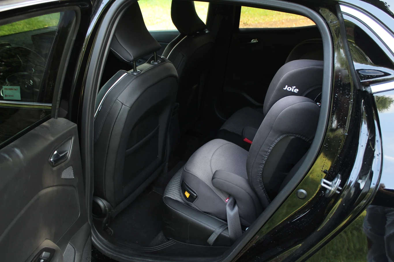 Osoby poniżej 180 cm wzrostu najprawdopodobniej nawet nie będą musiały zmieniać ustawienia fotela po umieszczeniu za nim dziecięcego fotelika.