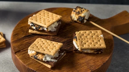 Amerykański deser z piankami i czekoladą 