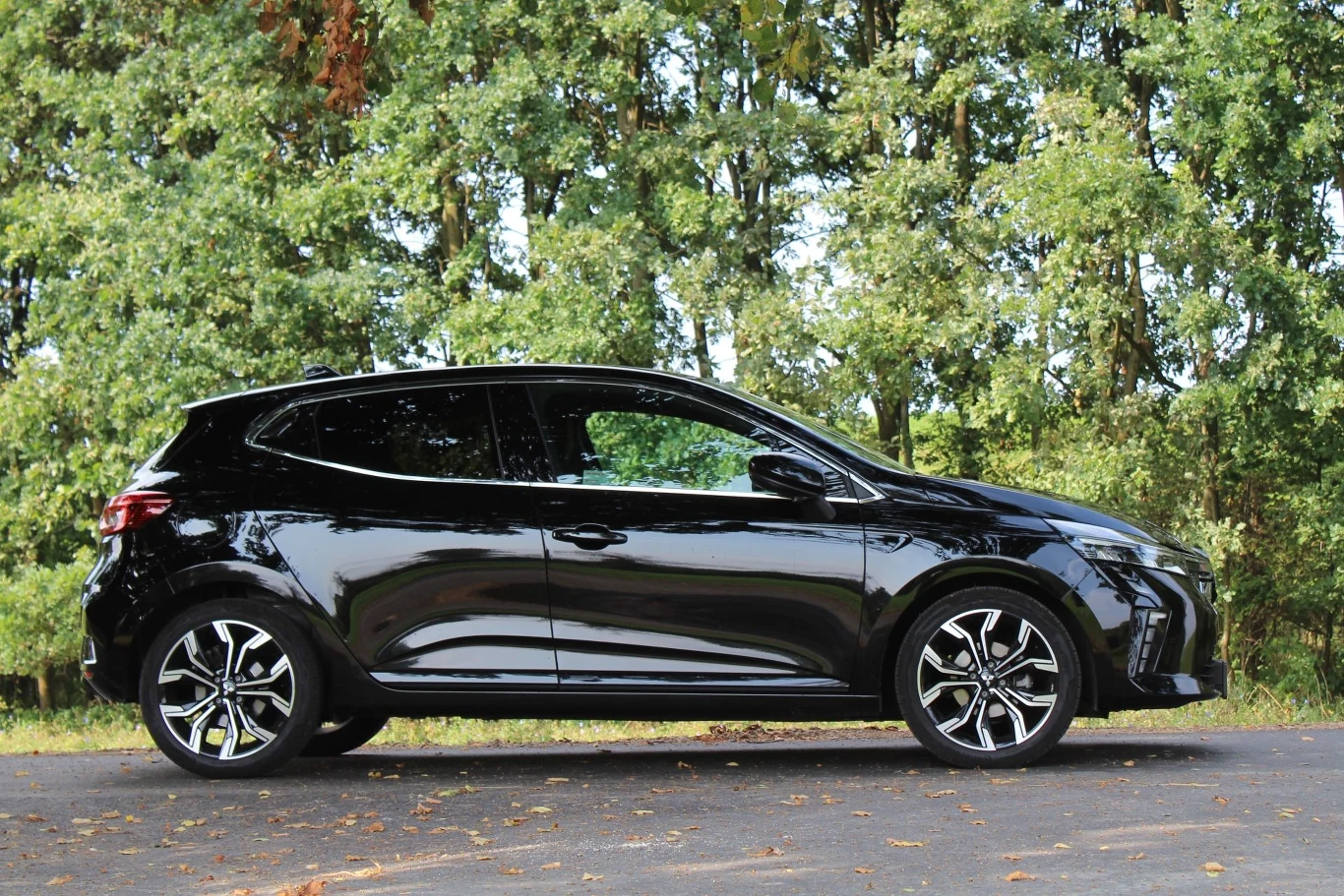 Mitsubishi Colt dostępne jest również z litrową jednostką benzynową generującą 66 KM oraz z układem hybrydowym o mocy 143 KM.