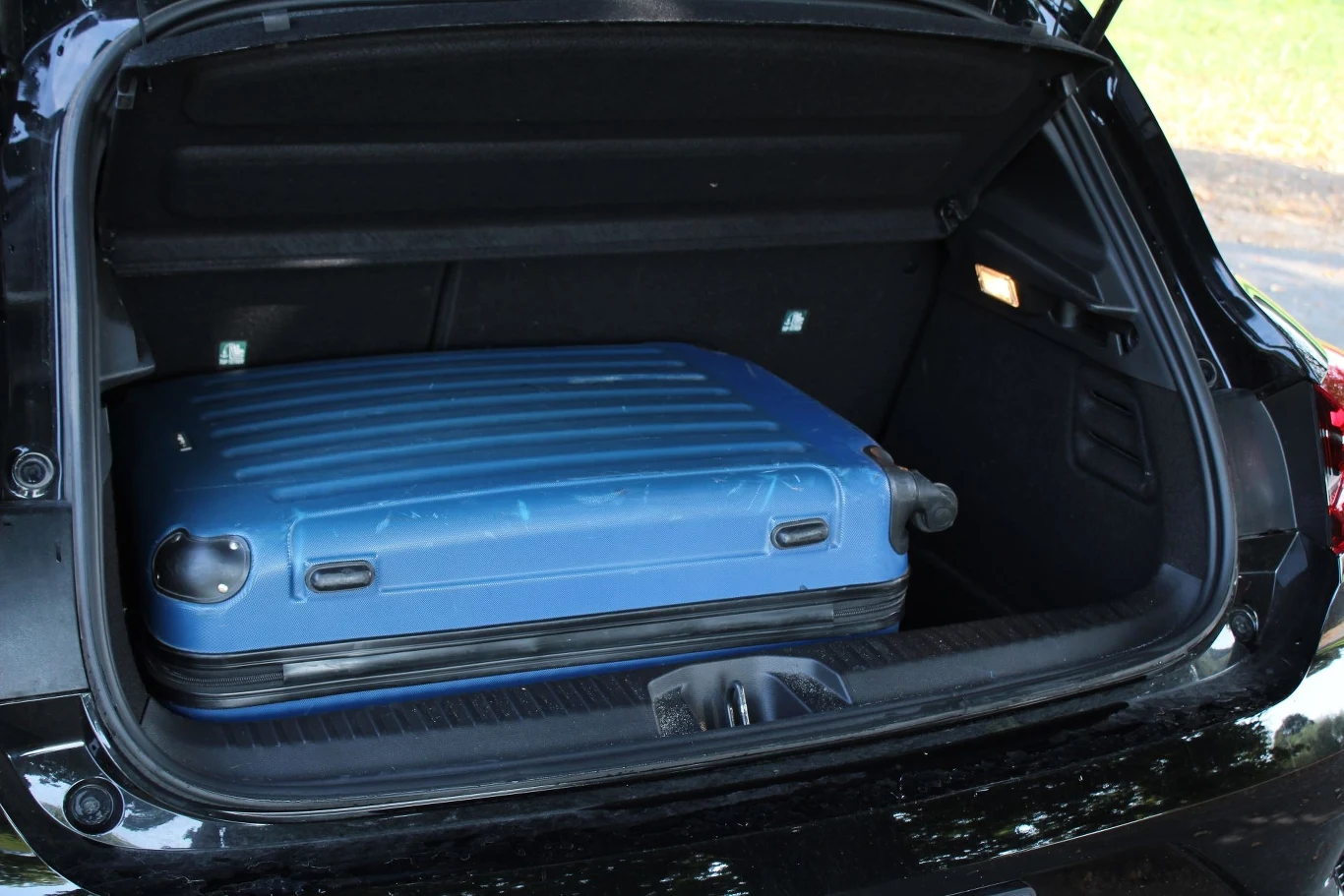 Pojemność bagażnika wynosi 391 litrów. Bez wątpienia zmieści się w nim duża walizka z dwiema "kabinówkami".