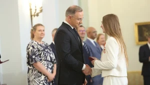 Julia Szeremeta podczas odbierania państwowego odznaczenia