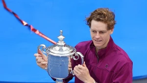 Jannik Sinner z trofeum za triumf w US Open