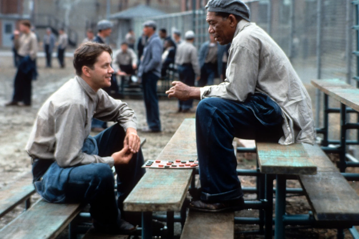 Tim Robbins i Morgan Freeman w filmie "Skazani na Shawshank"