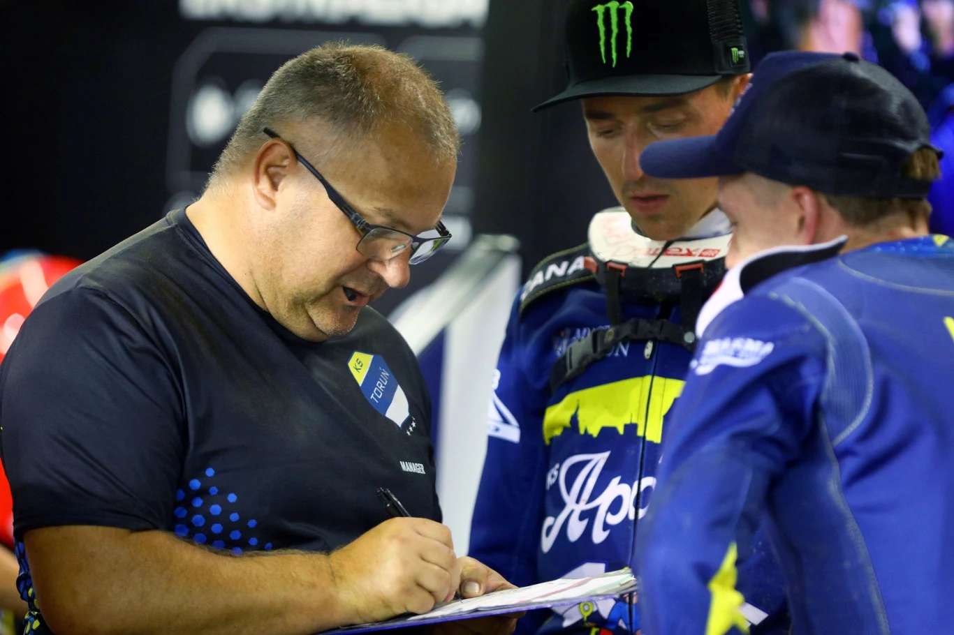 Piotr Baron podczas narady drużynowej. W tle Paweł Przedpełski i Robert Lambert