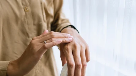 Maść nagietkowa jest prawdziwą ulgą dla suchej i spierzchniętej skóry dłoni.