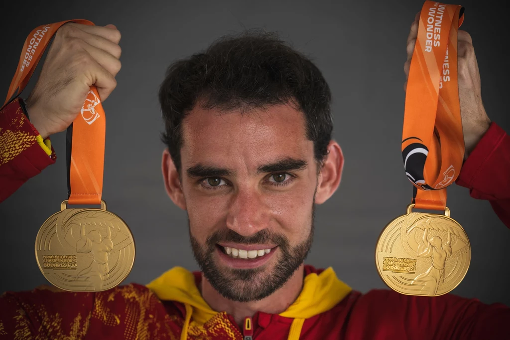 Alvaro Martin ze swoimi dwoma złotymi medalami MŚ wywalczonymi rok temu w Budapeszcie Alvaro Martin ze swoimi dwoma złotymi medalami MŚ wywalczonymi rok temu w Budapeszcie