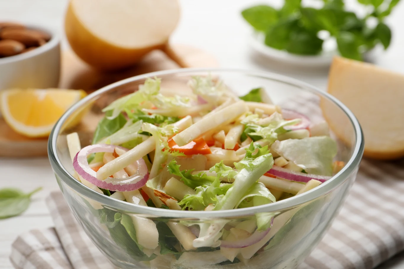 Z białej rzepy zrobisz m.in. sałatki i surówki