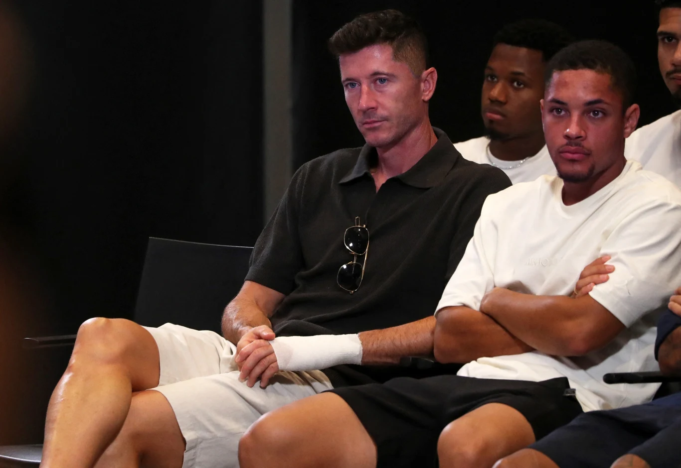 W pierwszym rzędzie: Robert Lewandowski i Vitor Roque W pierwszym rzędzie: Robert Lewandowski i Vitor Roque