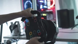 Profesjonalne symulatory znajdują zastosowanie w szkoleniu kierowców zawodowych, takich jak kierowcy autobusów czy ciężarówek