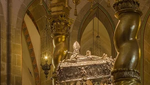 Replika barokowego relikwiarza w bazylice gnieźnieńskiej.