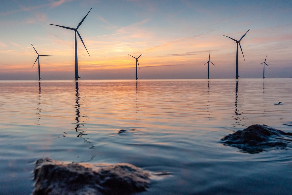 Według Polskiego Stowarzyszenia Energetyki Wiatrowej wiatraki na morzu się opłacają. Dzięki nim ceny energii mogą być o połowę niższe