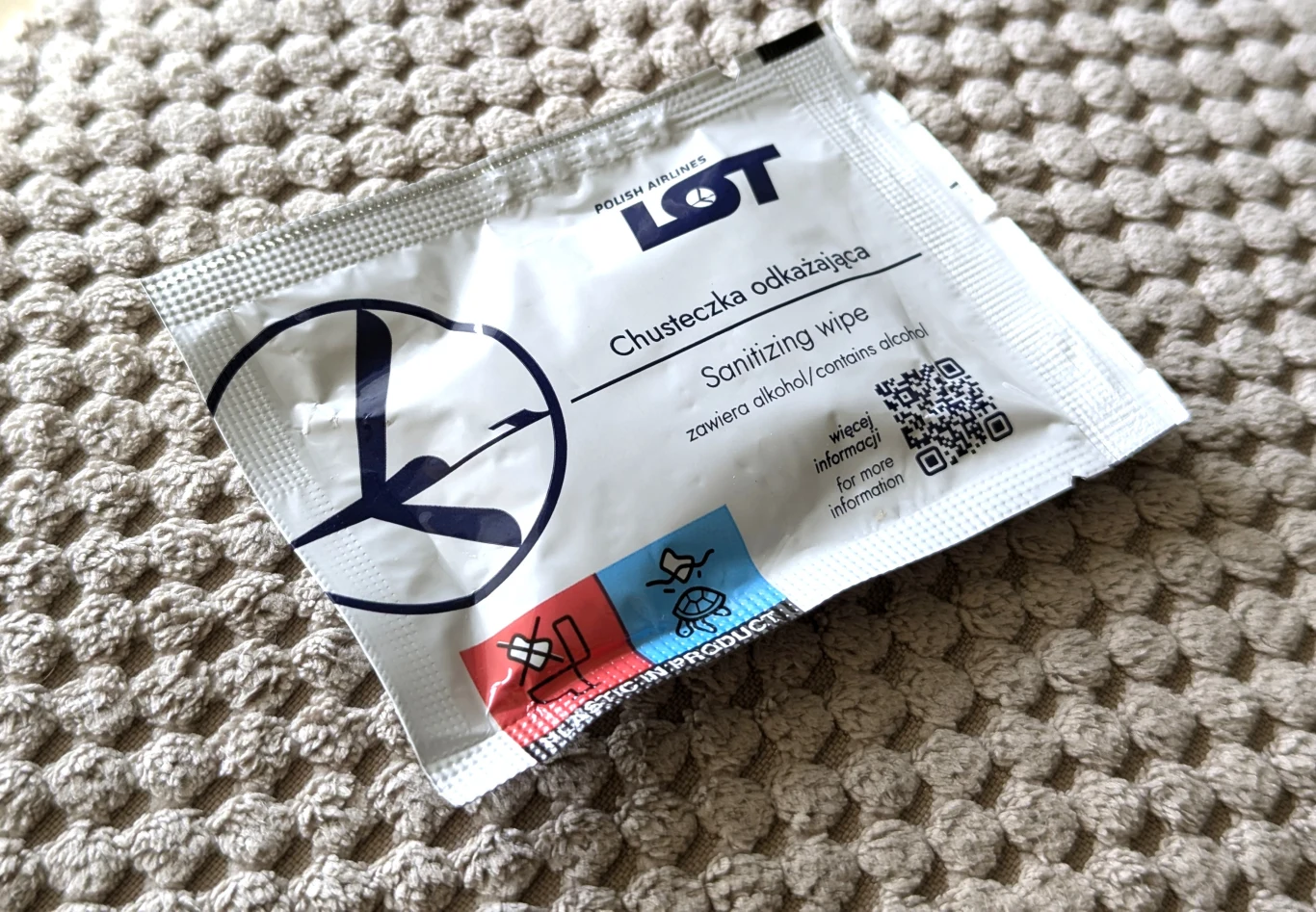 Chusteczka higieniczna PLL LOT. Chusteczka higieniczna PLL LOT.