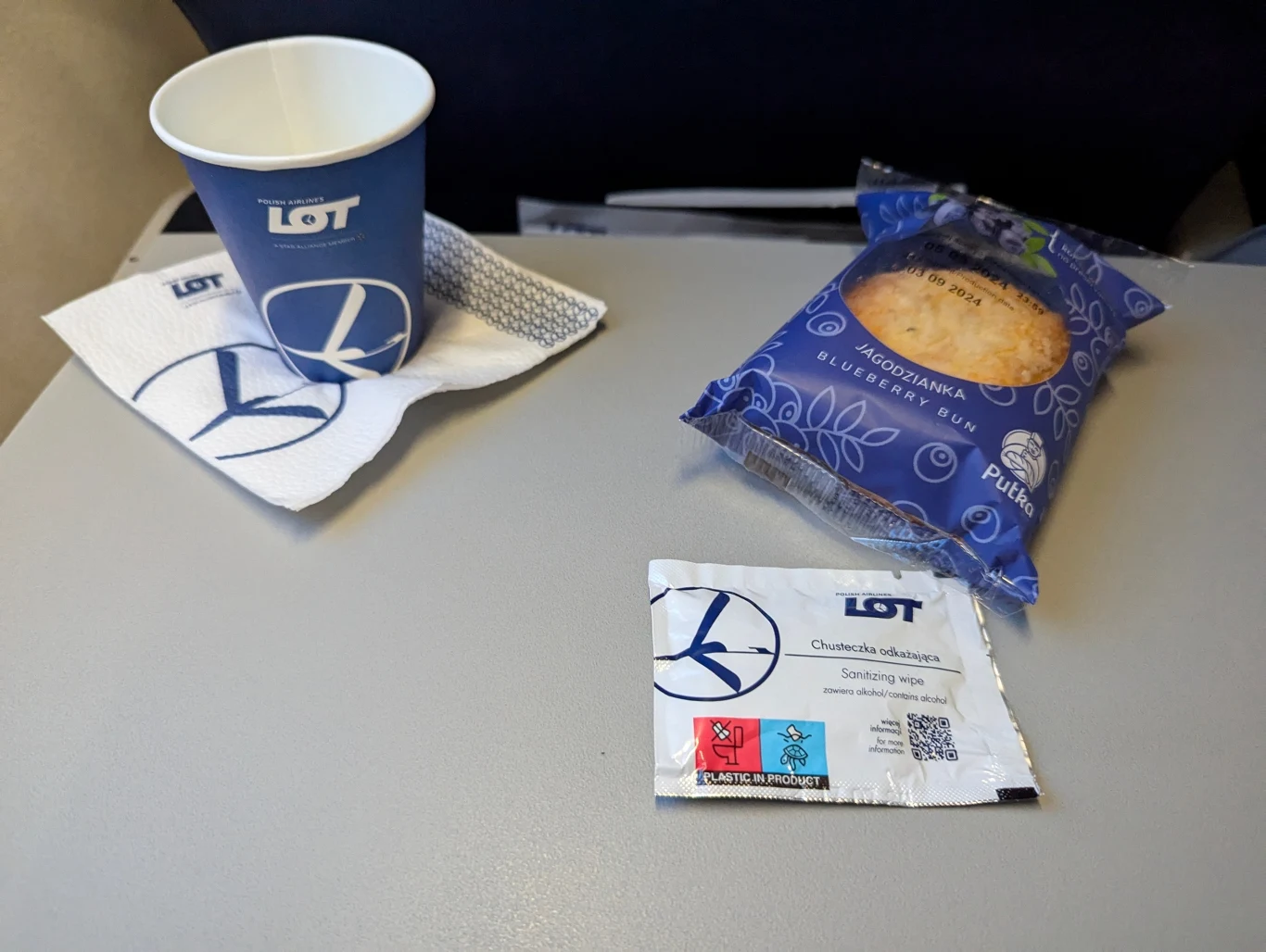 Przekąska, napój i chusteczka w PLL LOT. Przekąska, napój i chusteczka w PLL LOT.