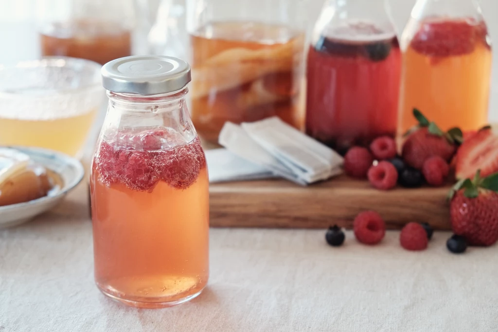 Kombucha może być podawana z sezonowymi owocami 