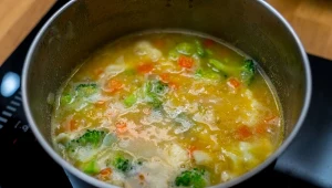 Robi porządek w jelitach, ale też syci na długi czas. Przepis na zupę oczyszczającą