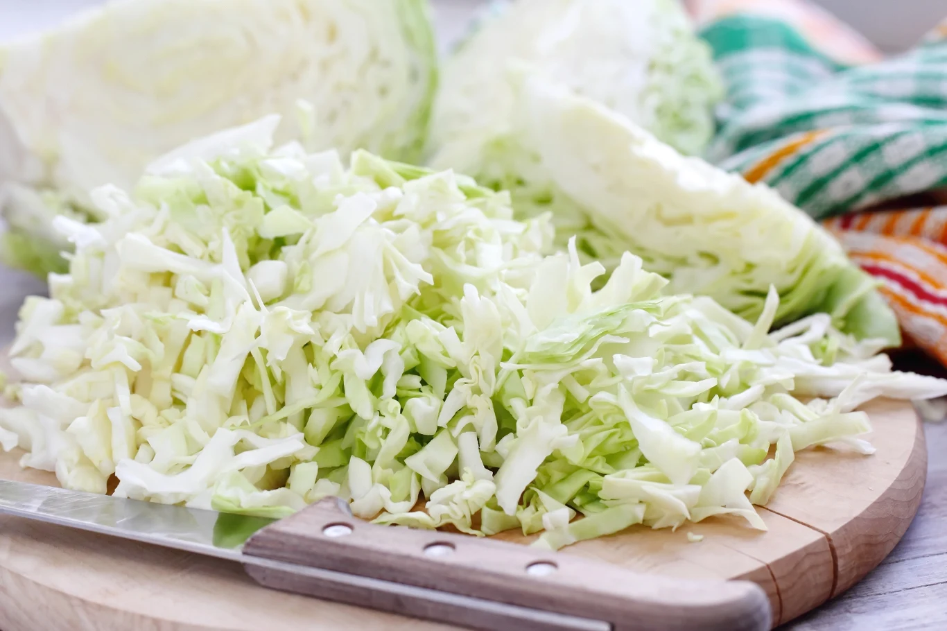 Biała kapusta to składnik klasycznych polskich dań, ale można jeść ją na surowo Biała kapusta to składnik klasycznych polskich dań, ale można jeść ją na surowo
