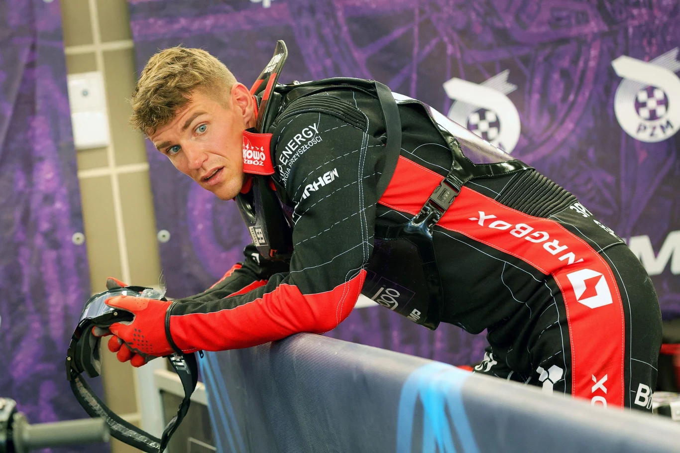 Zamyślony Przemysław Pawlicki.