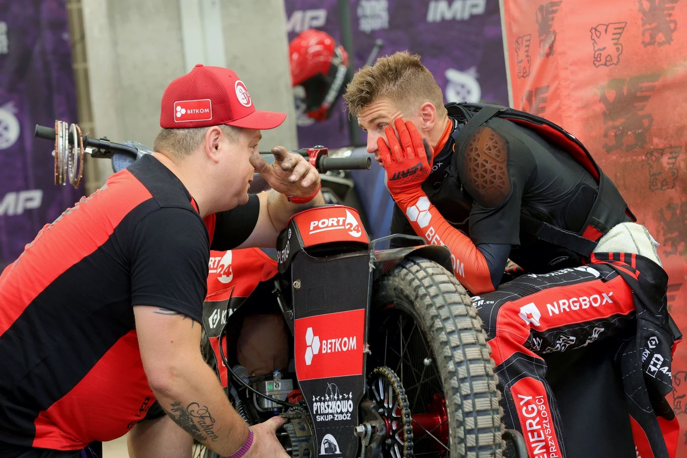 Przemysław Pawlicki w rozmowie z mechanikiem.