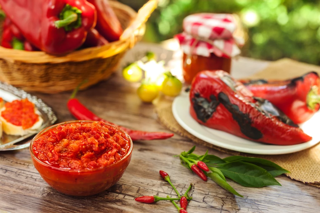 Z czego przygotowuje się ajvar?