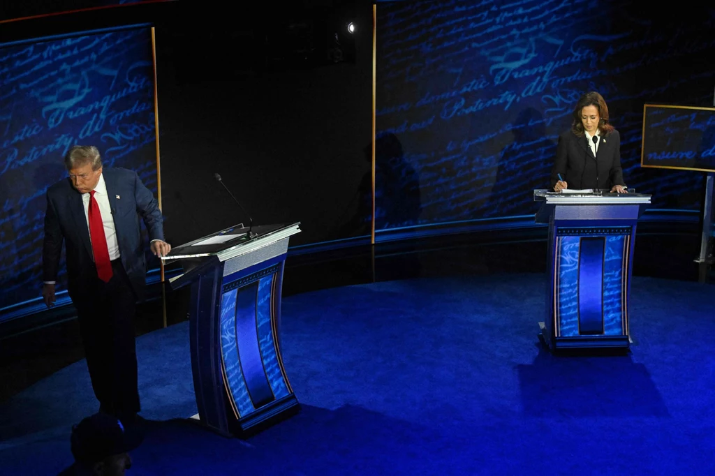 Kamala Harris i Donald Trump pod koniec debaty prezydenckiej w Filadelfi Kamala Harris i Donald Trump pod koniec debaty prezydenckiej w Filadelfi