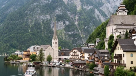 Austria to nie tylko Wiedeń, ale również mniejsze, urokliwe miasteczka. Na zdjęciu Hallstatt - jedna z perełek Europy