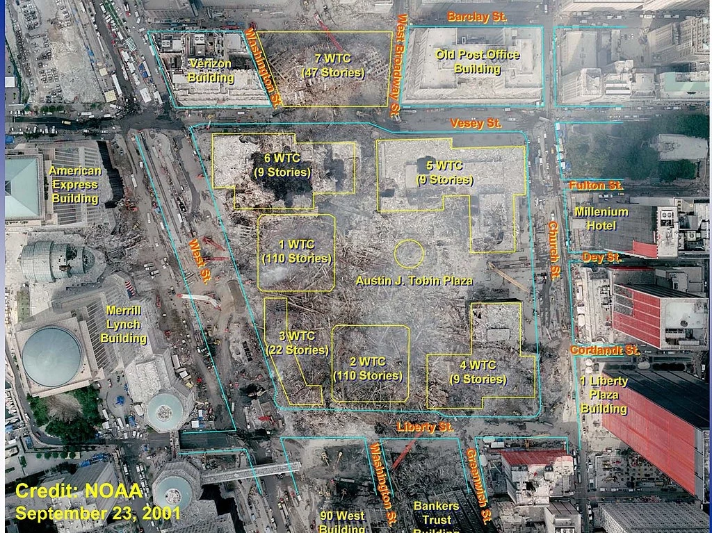 Teren World Trade Center z nakładką pokazującą lokalizację oryginalnych budynków