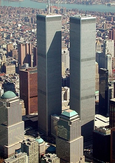 Widok lotniczy World Trade Center i okolic Nowego Jorku, z Downtown Manhattan na pierwszym planie, patrząc w kierunku północno-wschodnim.  