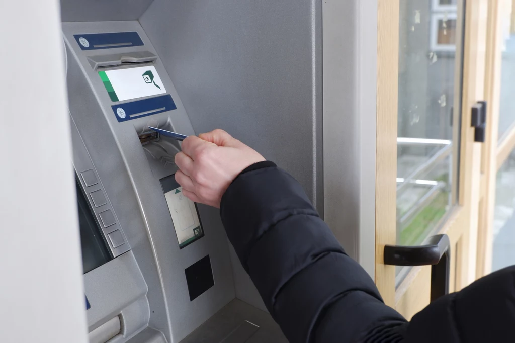 Oszust do przygotowania bankomatu potrzebuje tylko kawałka papieru. Ten umieszcza w kieszeni do wsuwania karty płatniczej.
