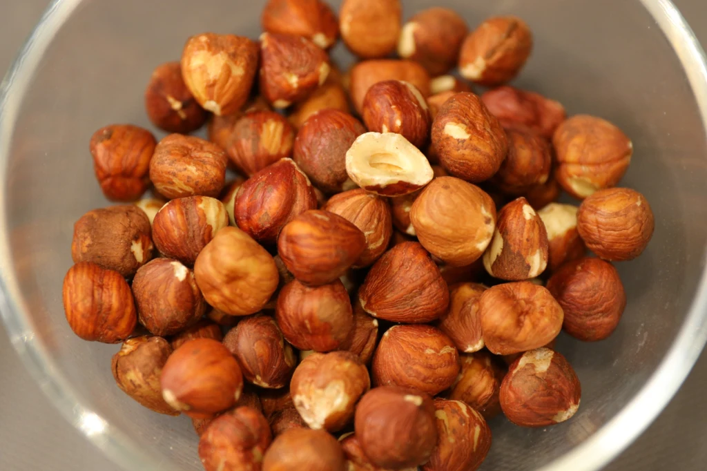 Jakie właściwości mają orzechy laskowe? Dlaczego warto je jeść? Wyjaśniamy