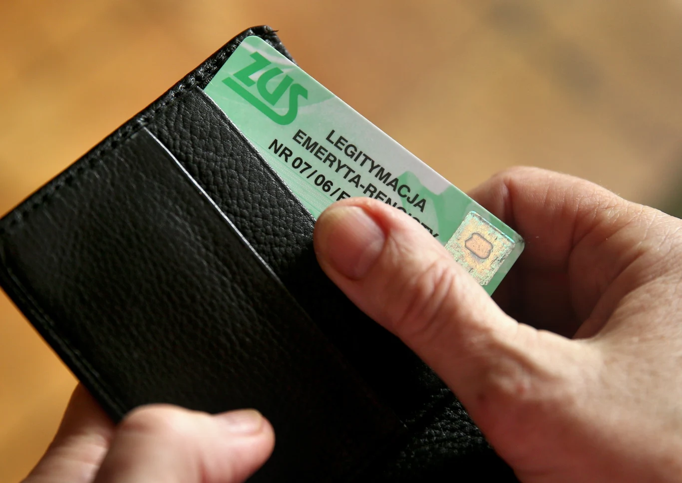 Legitymacja emeryta-rencisty upoważnia do wielu zniżek. Warto mieć ją zawsze w portfelu. Dostępna jest również w wersji elektronicznej. Legitymacja emeryta-rencisty upoważnia do wielu zniżek. Warto mieć ją zawsze w portfelu. Dostępna jest również w wersji elektronicznej.