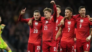 Od lewej: Sebastian Szymański, Nicola Zalewski, Kacper Urbański i Robert Lewandowski, w tle Krzysztof Piątek