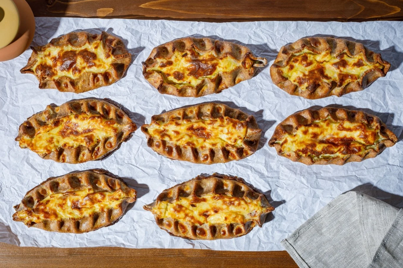 Pierogi karelskie są otwarte i wypełnione m.in. owsianką ryżową