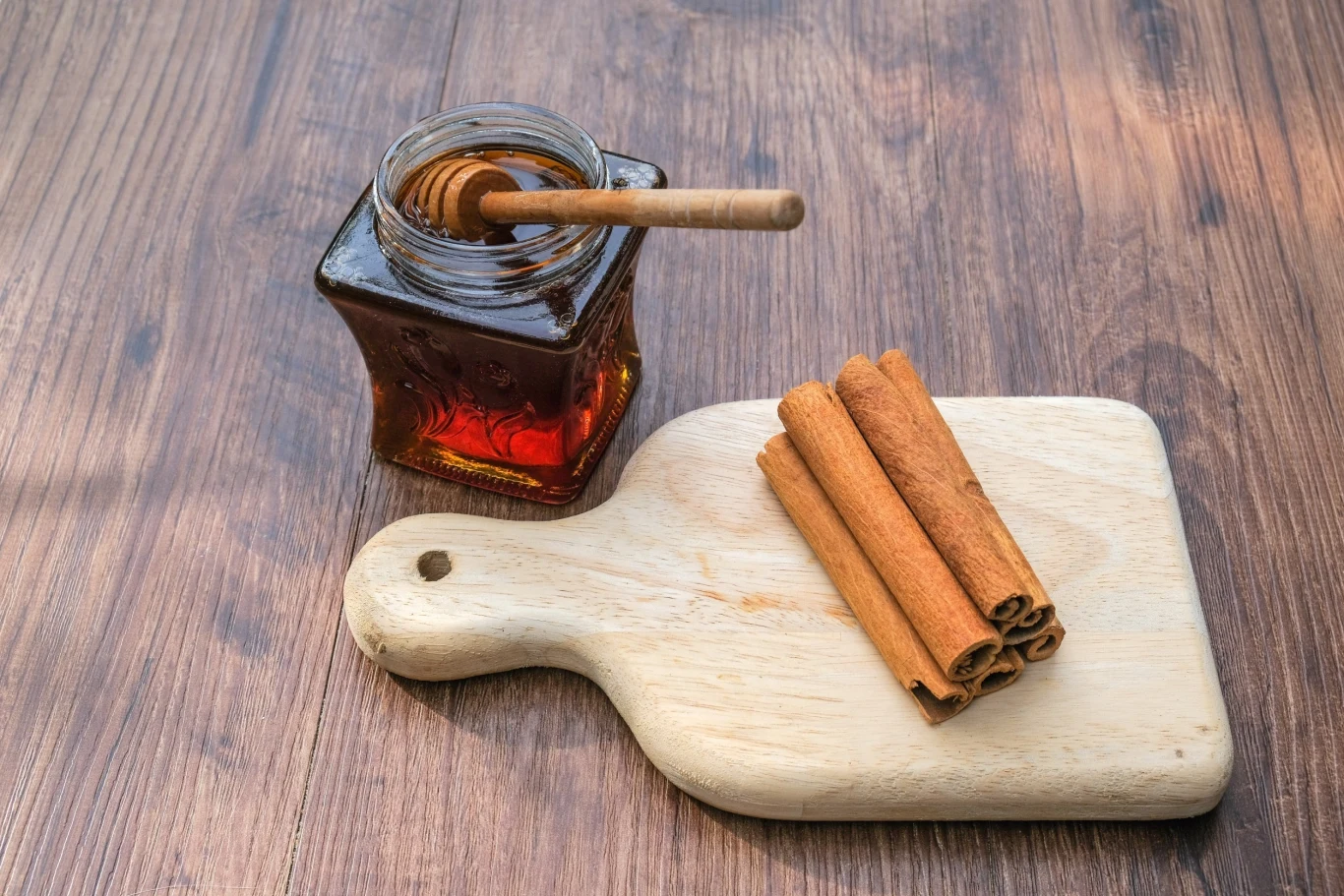 Miód i cynamon doskonale sprawdzą się jako maść ogrodnicza Miód i cynamon doskonale sprawdzą się jako maść ogrodnicza