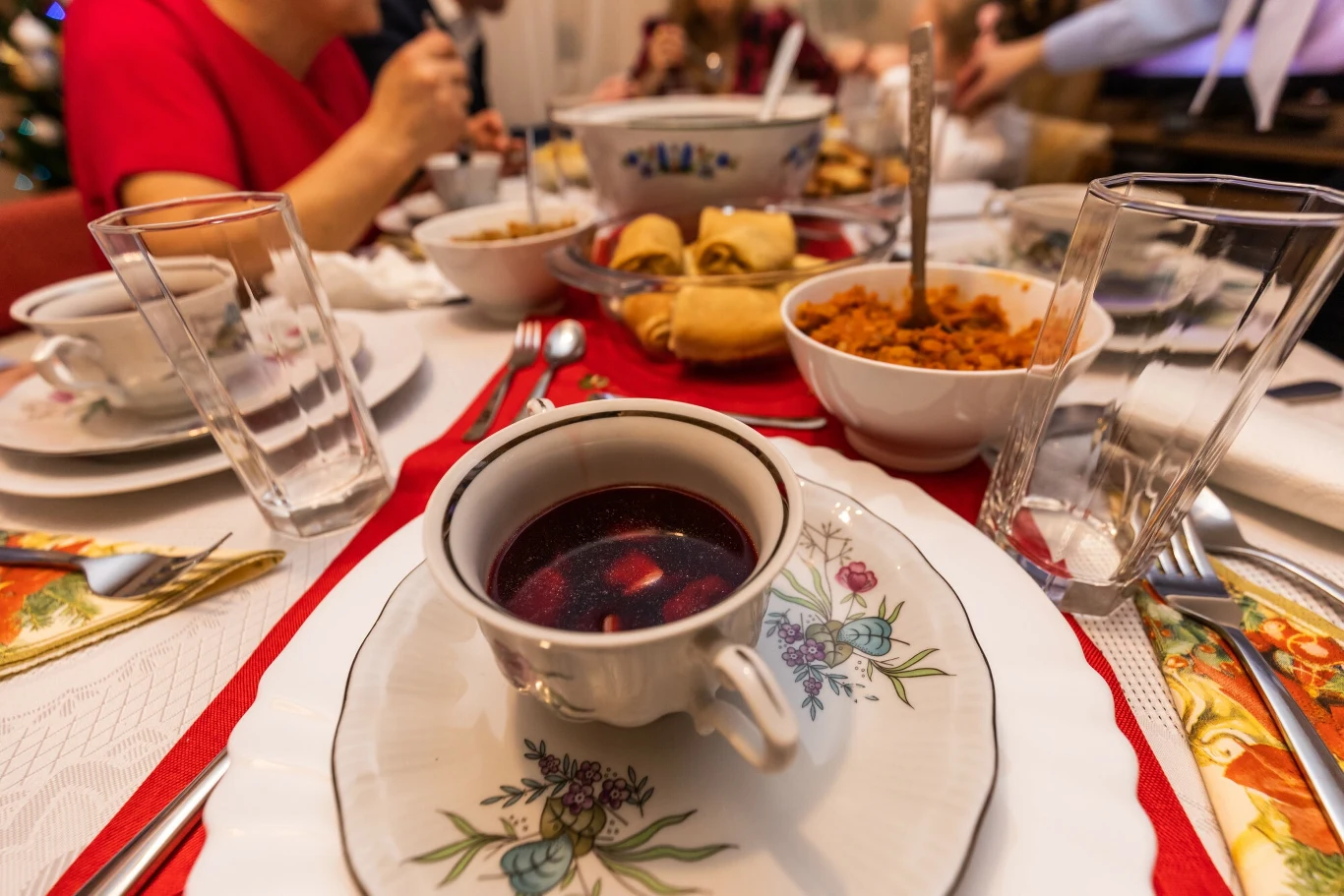 Według tradycji na wigilijnym stole powinno znaleźć się 12 potraw. Według tradycji na wigilijnym stole powinno znaleźć się 12 potraw.