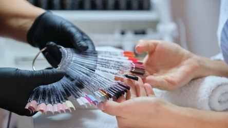 Szukasz modnego koloru paznokci na jesień 2024? Ten odcień jest teraz największym hitem