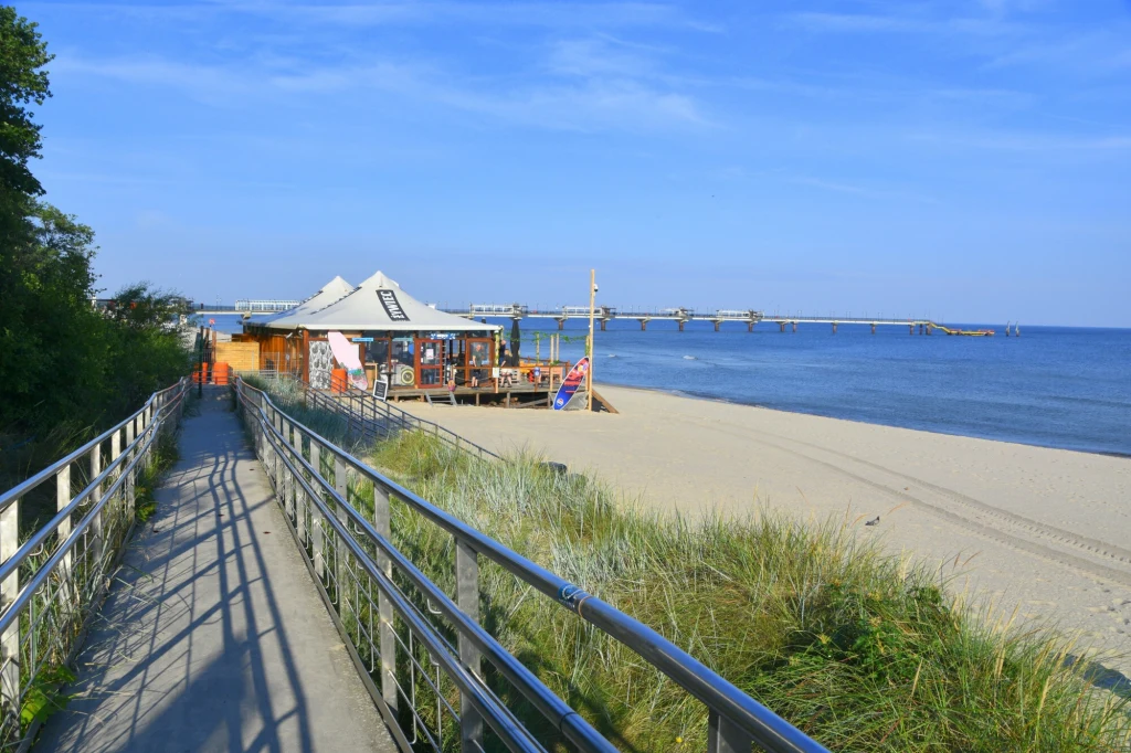 Zaplanowany 320-metrowy odcinek kładki w Międzyzdrojach, który ma kosztować 4,7 mln zł, uzupełni prawie 2-kilometrowy trakt spacerowy na wschód i na zachód od molo