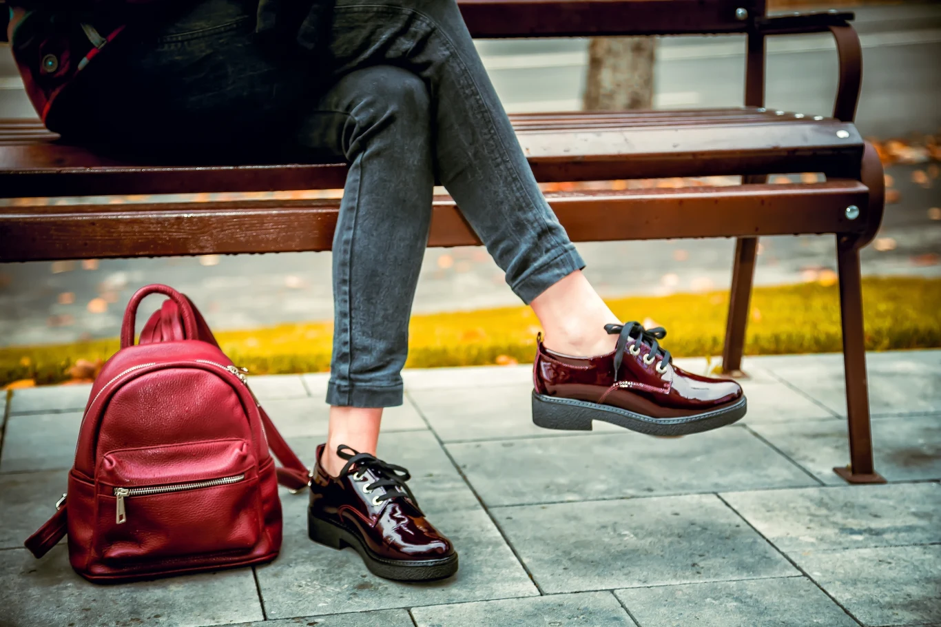 Bordowe buty na jesień to strzał w dziesiątkę. Sprawdzą się do wielu stylizacji. Bordowe buty na jesień to strzał w dziesiątkę. Sprawdzą się do wielu stylizacji.