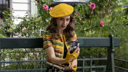 "Emily w Paryżu" wyznacza modowe trendy. Stylizacje głównej bohaterki to hit tej jesieni