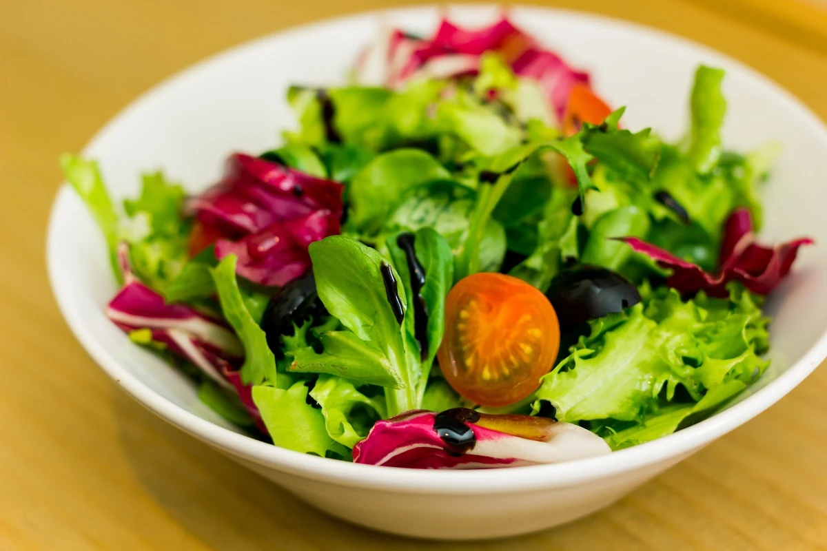 Czy można jeść sałatkę na noc? Eksperci mają jedno „ale” Czy można jeść sałatkę na noc? Eksperci mają jedno „ale”