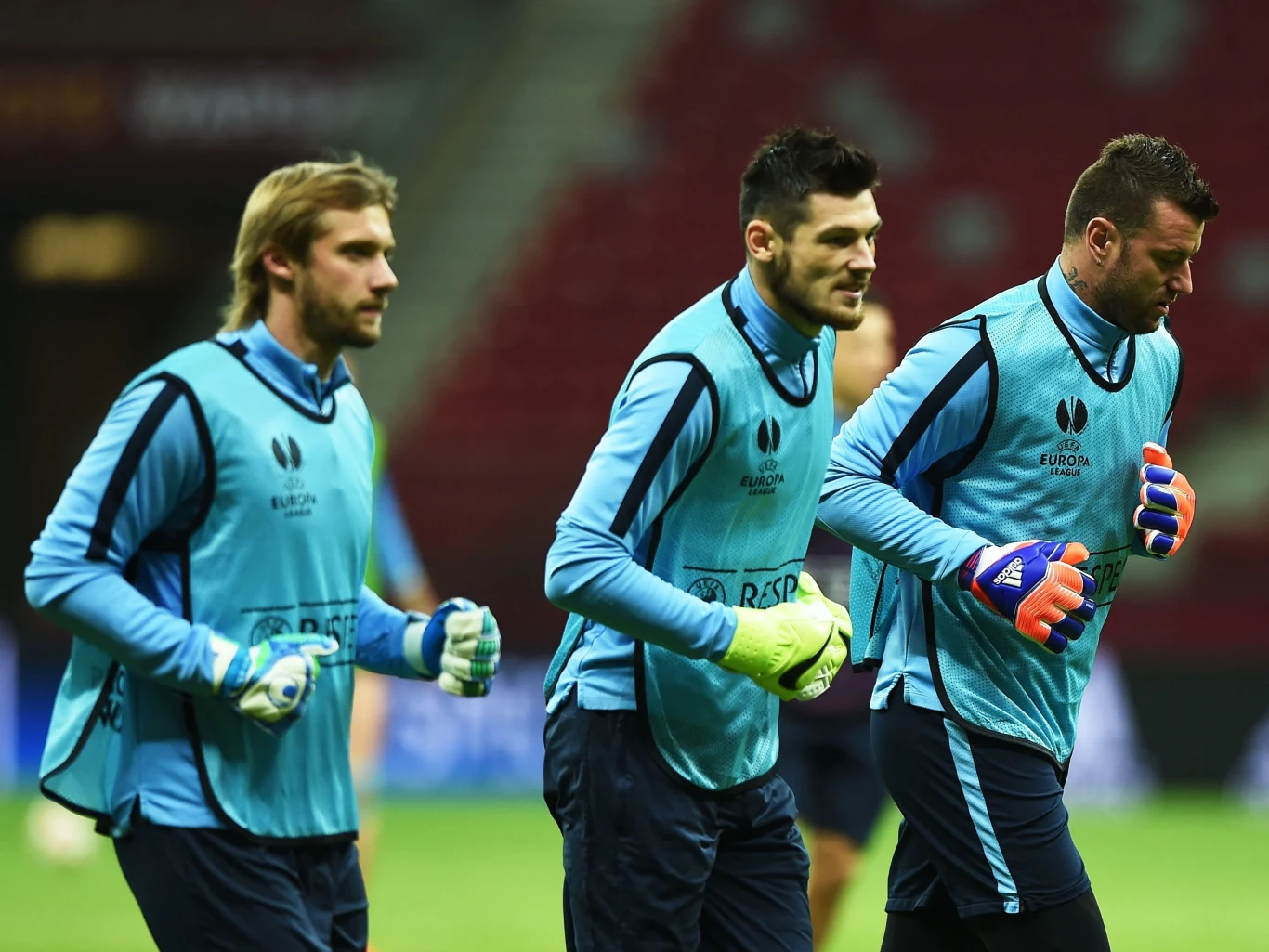 Denis Szelichow (pierwszy z lewej) będzie kontynuował karierę w lidze białoruskiej