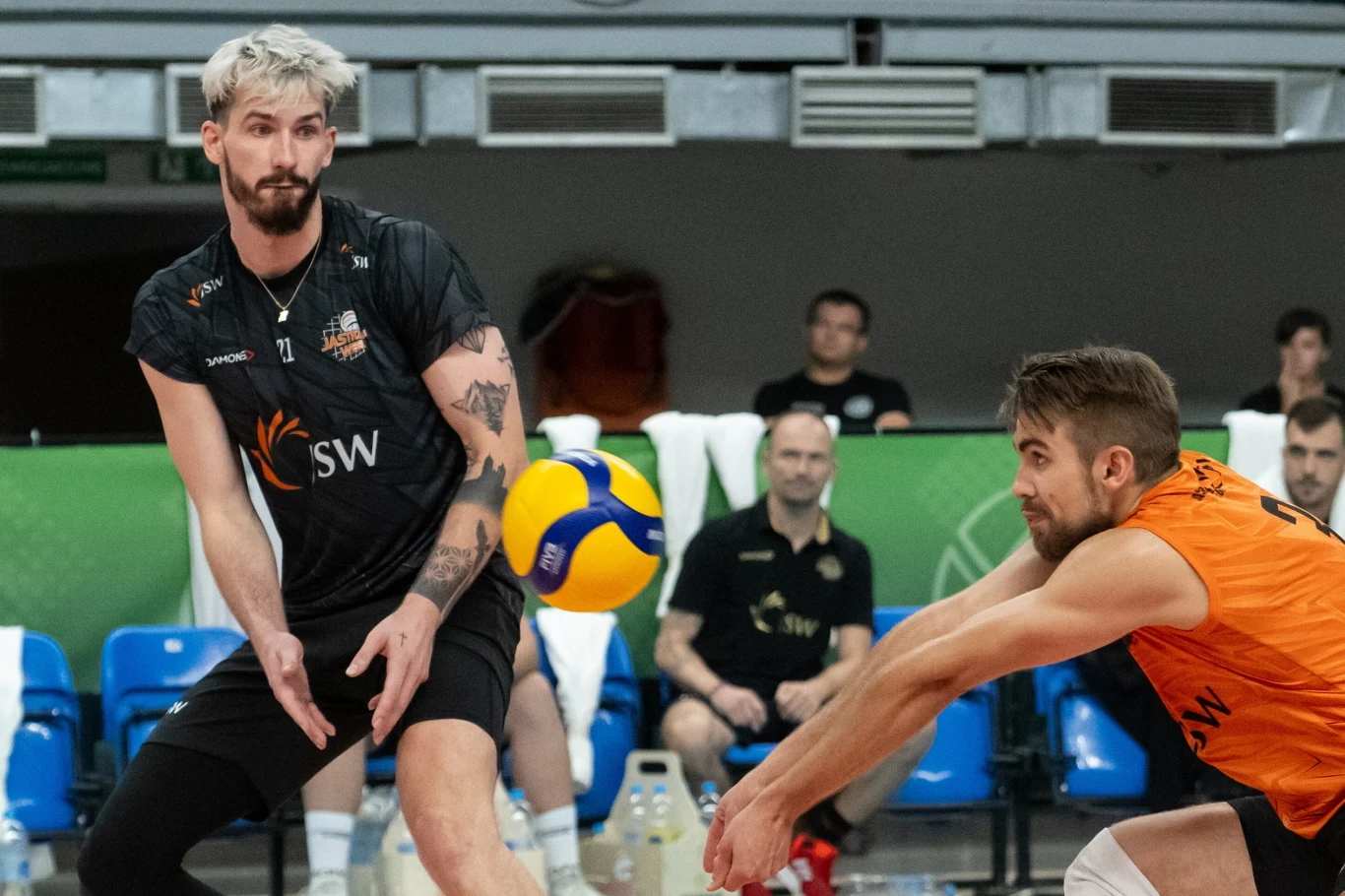 Jastrzębski Węgiel to jeden z głównych kandydatów do mistrzostwa Polski. Na zdjęciu jego przyjmujący Tomasz Fornal i libero Jakub Popiwczak