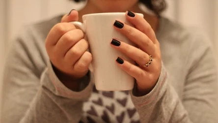 Zapomnij o wzorkach. Oto najmodniejszy manicure na jesień 2024