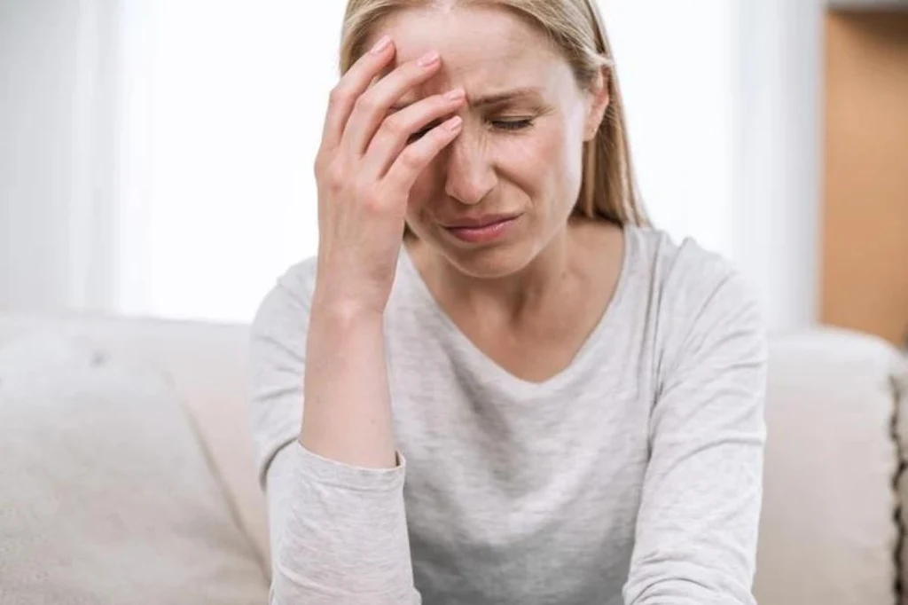 W zakażeniu covidem może pojawić się ból oczu z towarzyszącym światłowstrętem i zaczerwienieniem gałki ocznej W zakażeniu covidem może pojawić się ból oczu z towarzyszącym światłowstrętem i zaczerwienieniem gałki ocznej