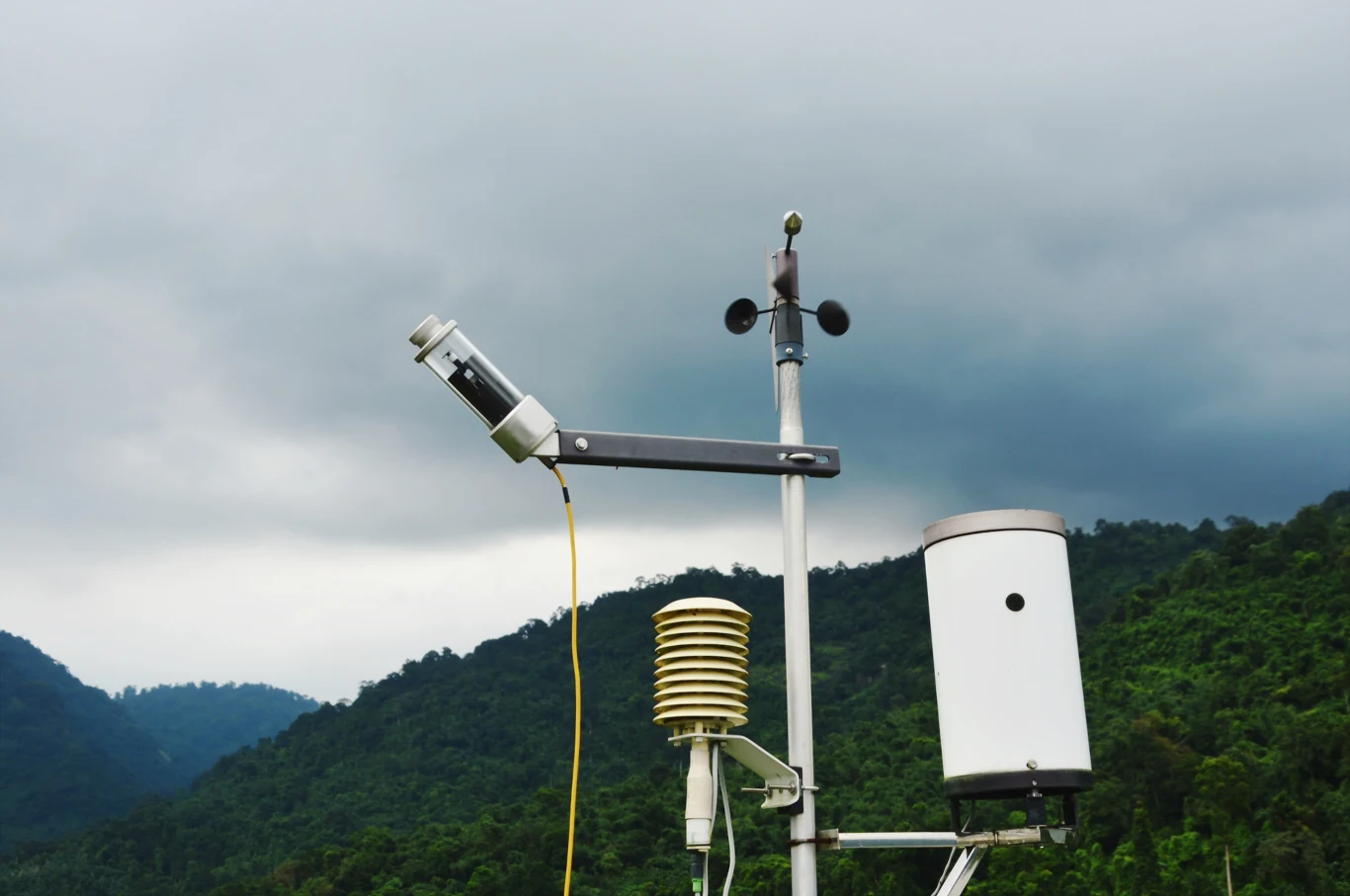 Radary opadów umożliwiają dokładne śledzenie natężenia deszczu.