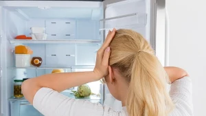 W lodówce zbiera się woda? Ten patent za grosze rozwiąże problem 