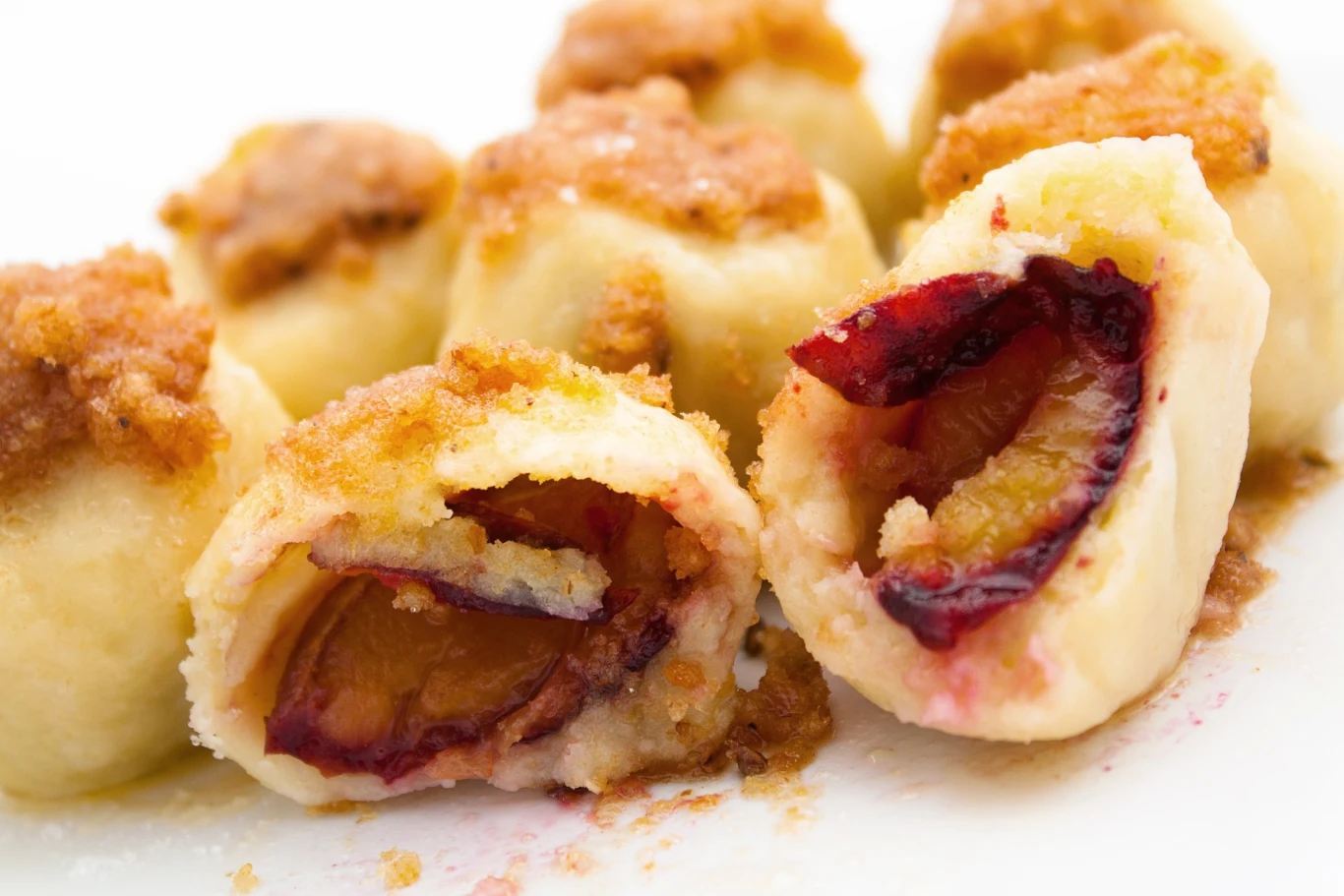 Pyzy ze śliwkami to lekki i słodki obiad Pyzy ze śliwkami to lekki i słodki obiad