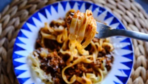 Tagliatelle (nigdy spaghetti!) z sosem bolognese. Przepis niczym u prawdziwej włoskiej nonny