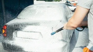 Brudne i zasłonięte tablice rejestracyjne to przepis na mandat.